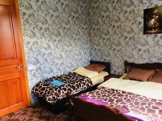 Мини-отель Hostel FORREST Кутаиси Семейный номер с общей ванной комнатой-4