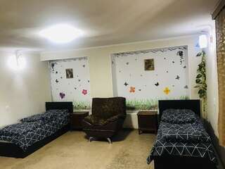 Мини-отель Hostel FORREST Кутаиси Односпальная кровать в общем номере-1