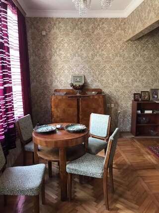 Мини-отель Hostel FORREST Кутаиси Семейный номер с общей ванной комнатой-1